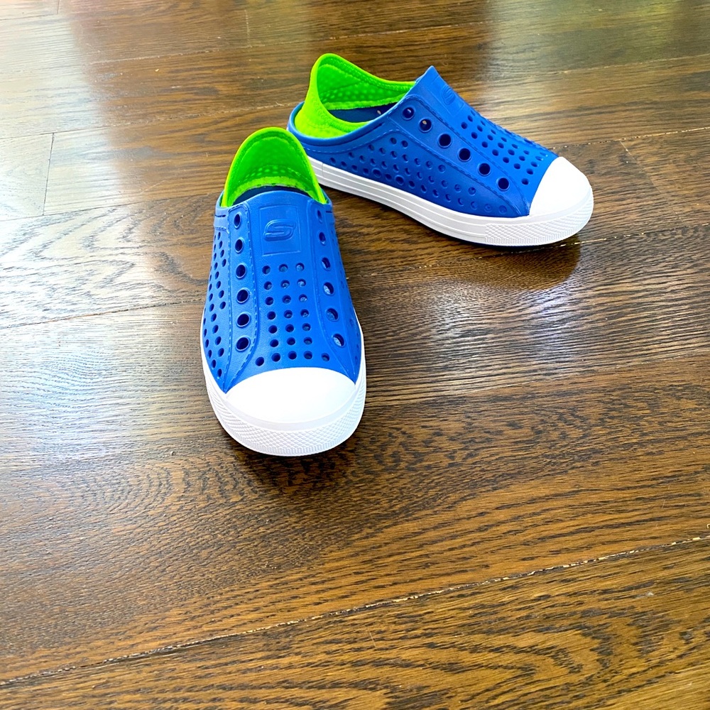 Kids unisex sketcher sandal / water shoes w/ tags